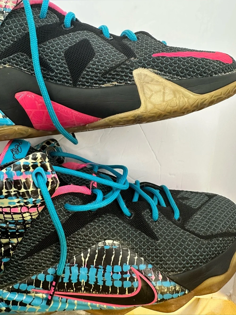 Nike LeBron XLL 12 23 Chromosome Kids Black and pink Sneakers Blue Laces Size 6Y